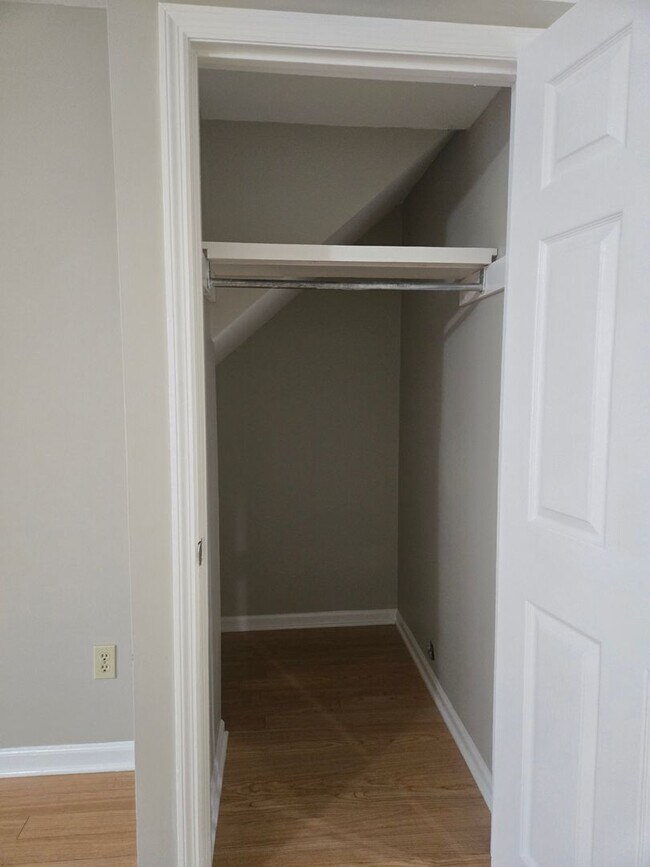 Building Photo - Spacious Townhome with Fully Fenced Privat...