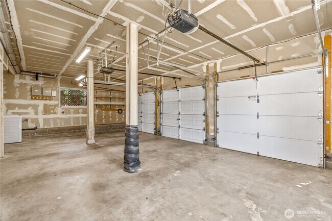 Building Photo - 4 bed/ 3 bath house in Kirkland!