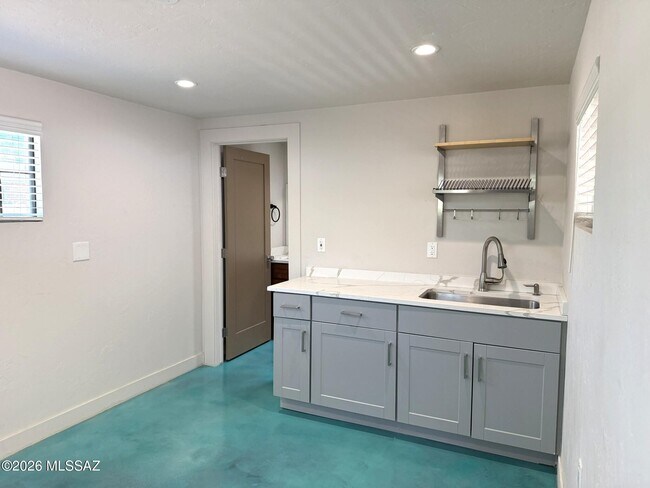 Building Photo - 426 S Stratford Dr