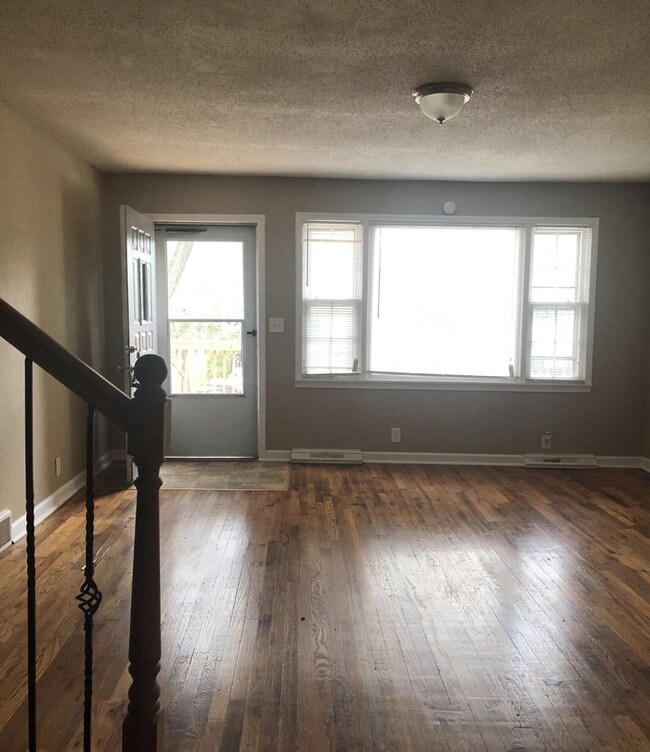 Building Photo - Gorgeous South KC Split Level