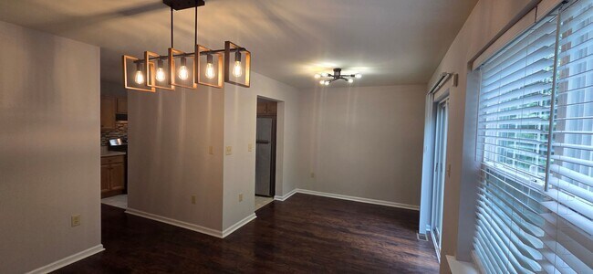 Building Photo - Beautiful 3 bedroom 2.5 bathroom END Unit ...