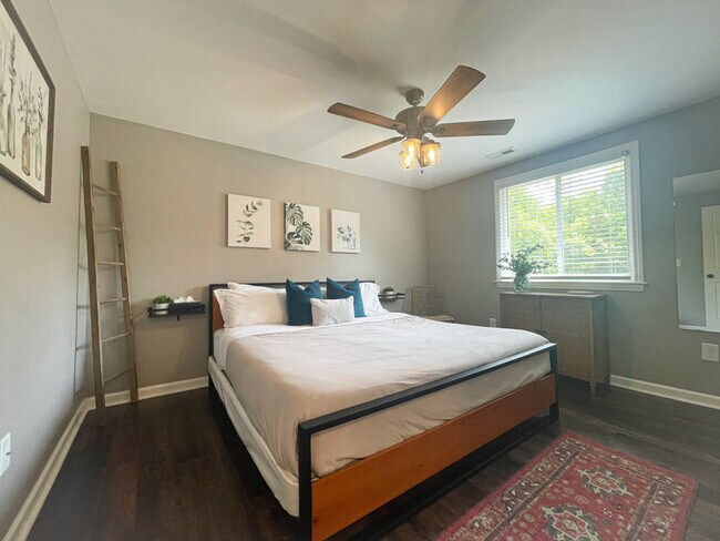 Building Photo - 11501-11505 5 Cedars Rd