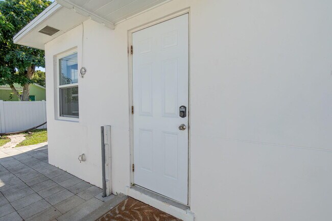 Building Photo - 214 NE 11th St