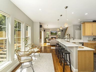 Building Photo - This light filled & charming home in a convenient location!