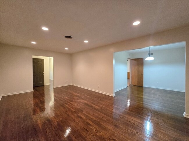 Building Photo - 648 Penguin Dr