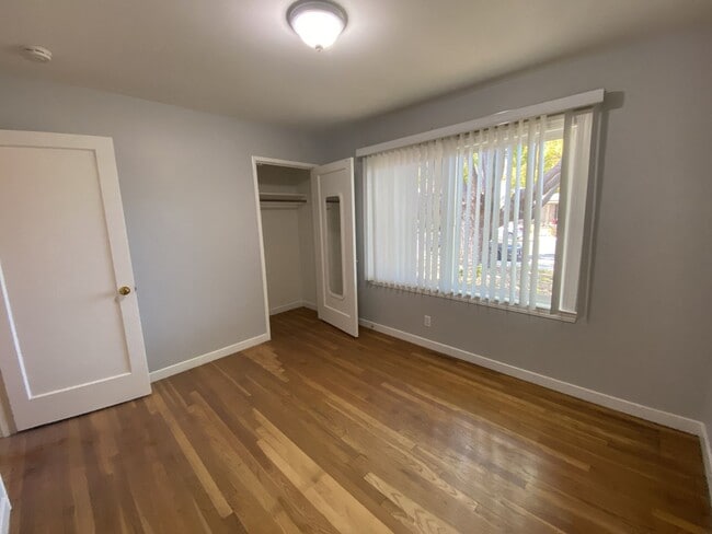 Building Photo - 112 N Cypress Ave