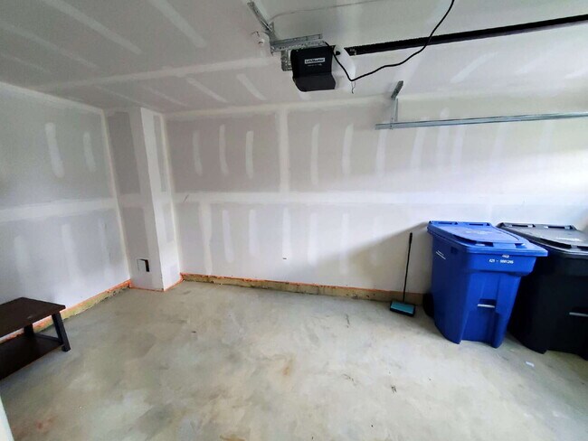 Building Photo - Beautiful 3 bedroom 2 1/2 bath townhome available for lease in Swedesboro