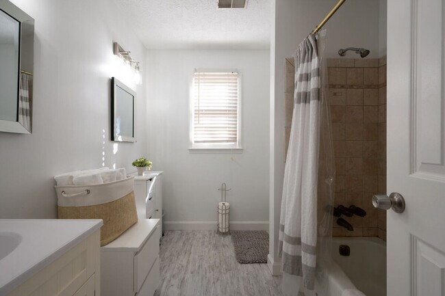 Building Photo - 1223 Settlebench Ln