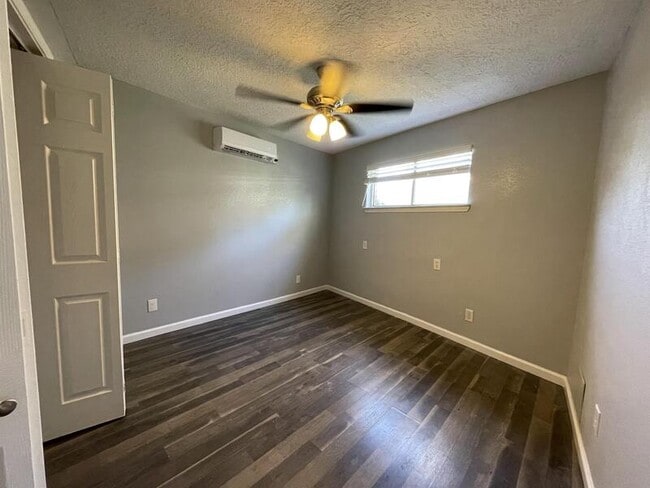 Building Photo - 4811 Oakland St