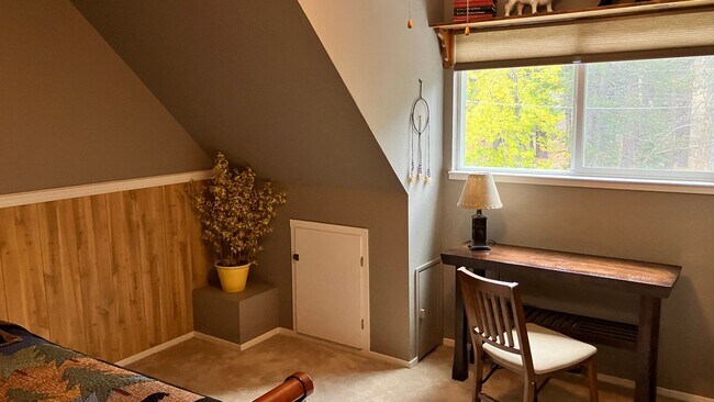 Building Photo - Furnished rental with large fenced back yard.