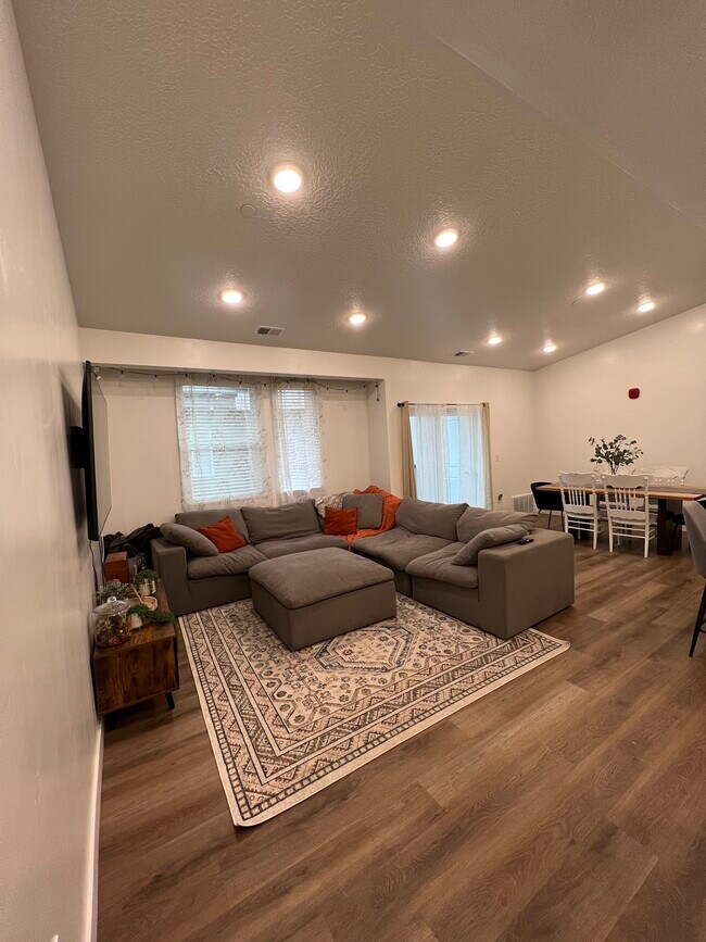 Living Room - 462 W 40 S