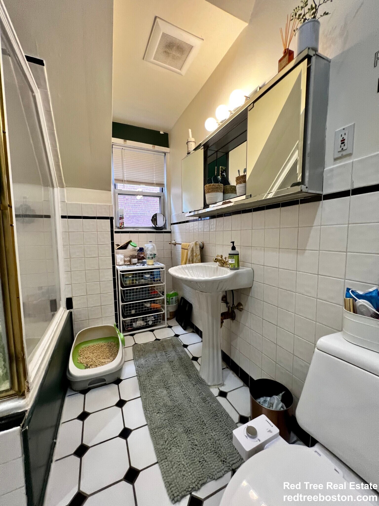 Building Photo - 1678 Beacon St