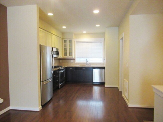 Building Photo - 2bd/2.5ba Seattle Townhome
