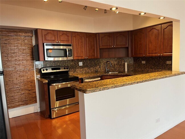 Building Photo - 1408 Brickell Bay Dr