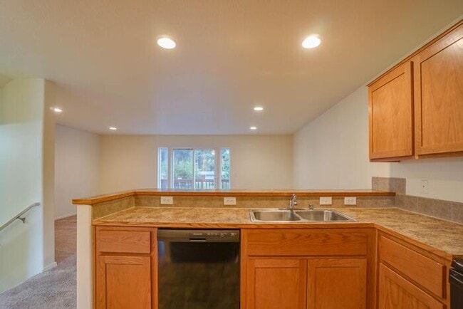 Building Photo - THREE BEDROOM TOWNHOUSE