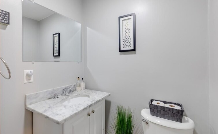 Building Photo - 52 Winnepurkit Ave