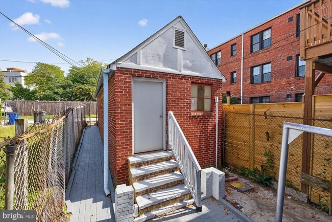 Building Photo - 2731 4th St NE