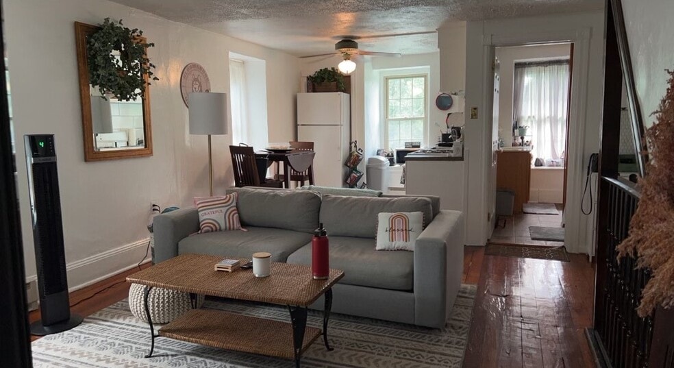 living area - 895 Old Wilmington Rd
