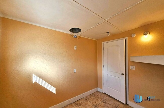 Building Photo - Rare flexible commercial space available for monthly lease on busy Combee Road