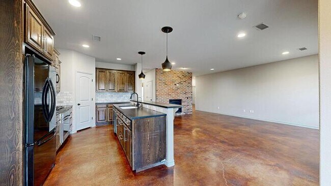 Building Photo - 3 bed 2 bath home with 2 car garage!