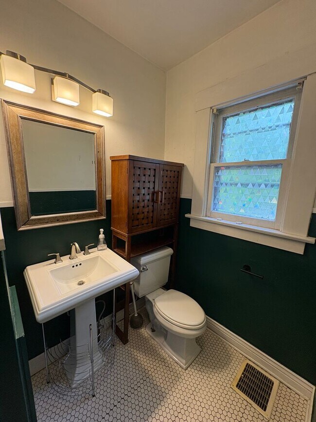 Building Photo - 2 Bedroom 1 Bathroom in German Village