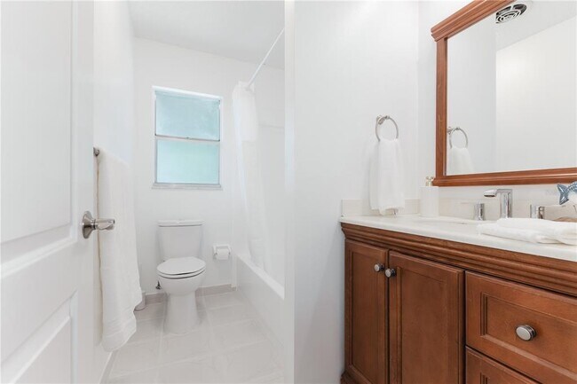 Building Photo - 6520 Meadowbrook Ln