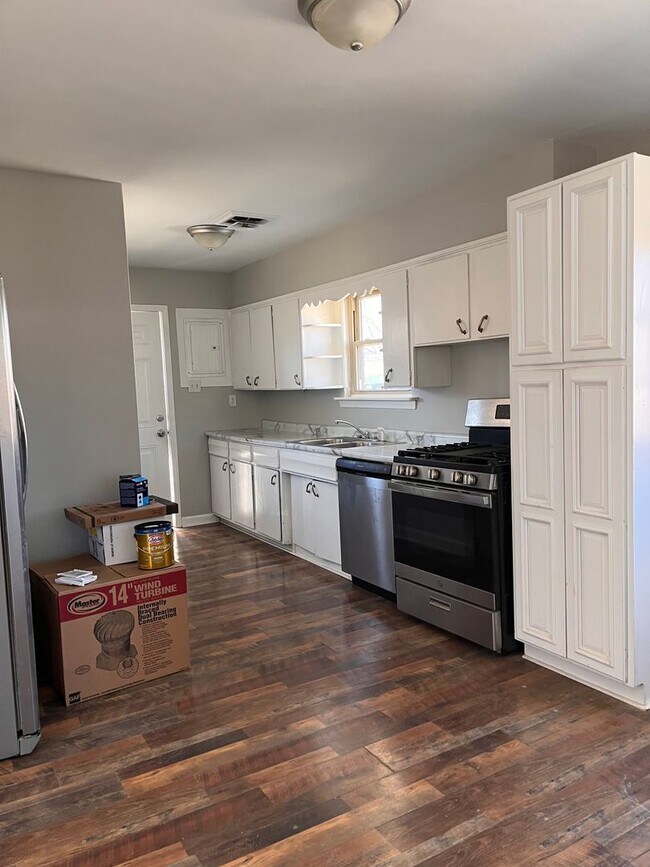 Building Photo - 3 Bedroom, 1 bath ranch home, with a 2.5 car garage