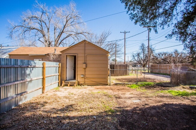 Building Photo - Lovely Rear Unit with a Yard!