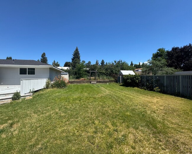 Building Photo - 3 bed 2 bath house with attached garage an...