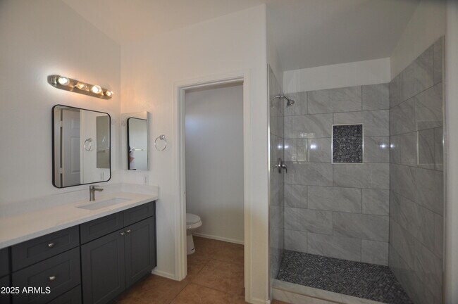 Building Photo - 2346 S Navajo Way