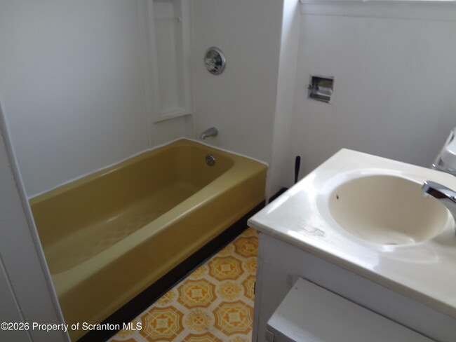 Building Photo - 52 Center St