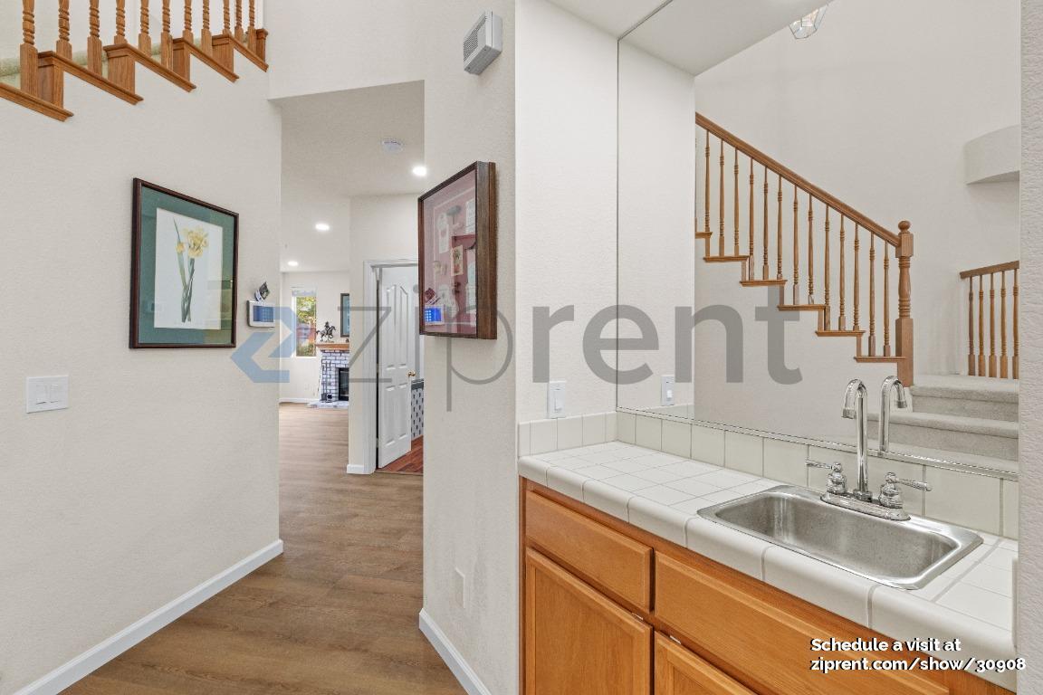 Building Photo - 1001 Sandhurst Dr
