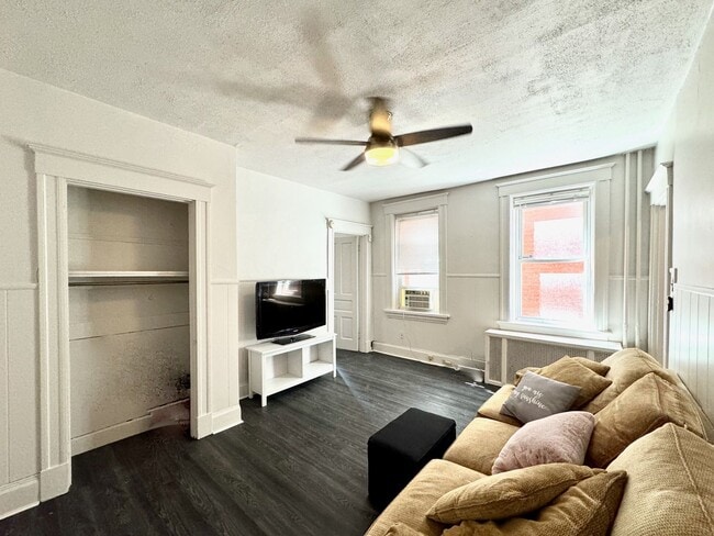 Building Photo - 5 bed/2 bath Mins. from UC Campus for Only...