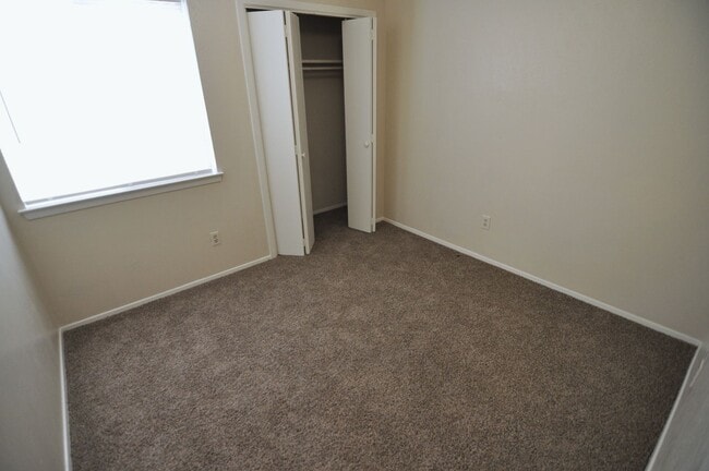 Building Photo - Amazing unit, perfect location!