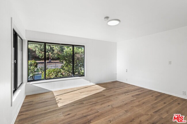 Building Photo - 5160 Los Feliz Blvd