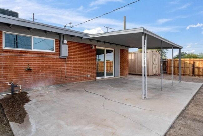 Building Photo - Great Eastside Home!