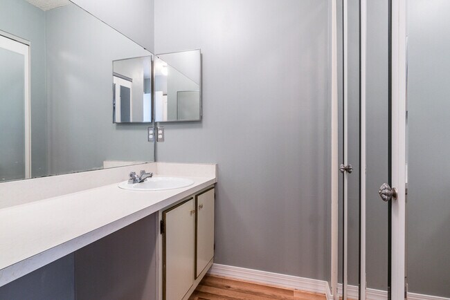 Building Photo - 10502 Linger Ln