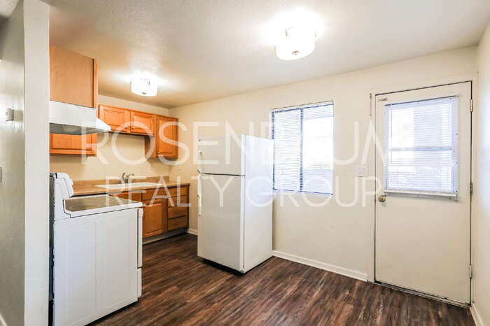 Building Photo - 455 W Kelso St