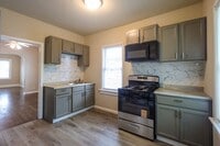 Building Photo - Charming 2 Bedroom Home