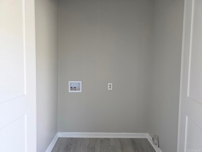 Building Photo - 408 Lindenhurst Dr