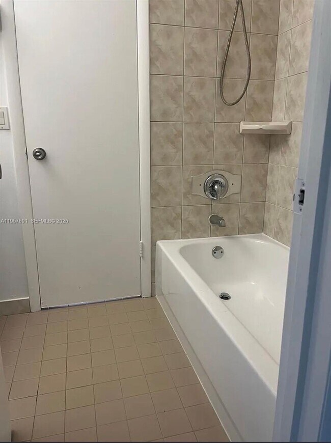 Building Photo - 975 N Franklin Ave