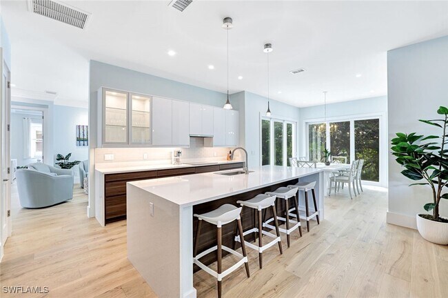 Building Photo - 2515 Royal Palm Ct