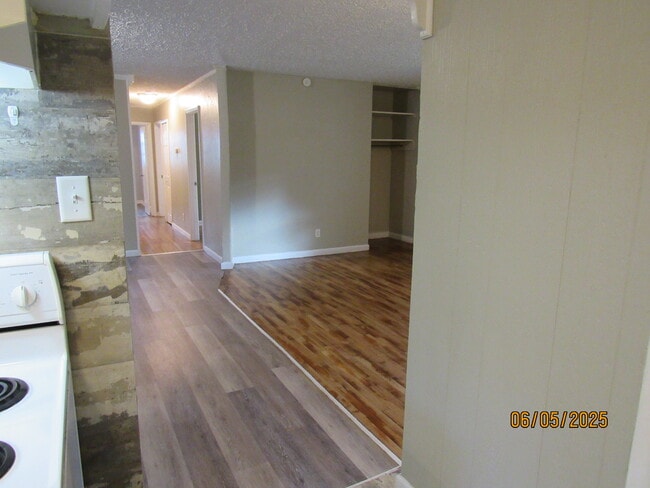 Building Photo - 2215 Macy Ave
