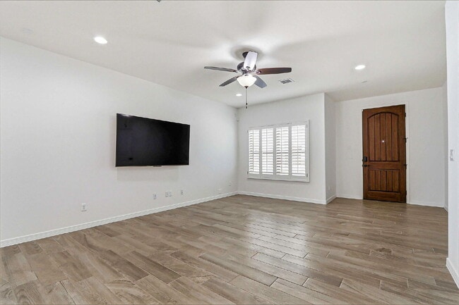 Building Photo - 3 bedroom 2 bath with washer and dryer in 79928