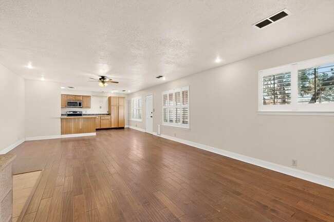 Building Photo - 6500 Martin Ct NE