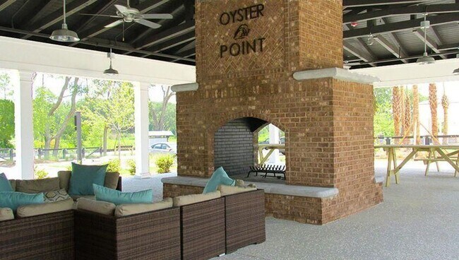 Building Photo - 4 Bedroom 2.5 Bath Townhome in Oyster Point - Mount Pleasant