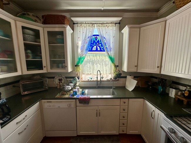 Building Photo - Completely Remodeled, Charming Victorian i...