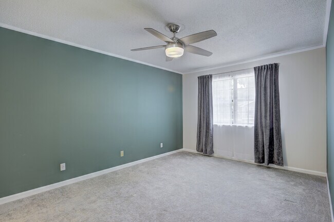 Building Photo - 121 Holland Park Cir