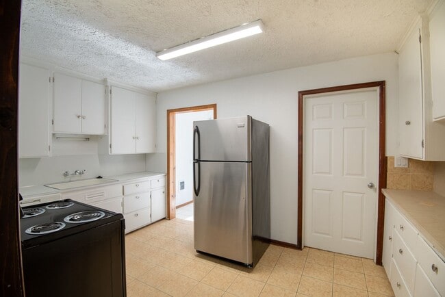 Building Photo - Single-level Home Near Salem's revitalized downtown