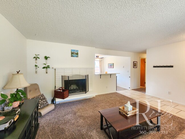 Building Photo - Earthy Warm and Inviting 3-Bd Rambler
